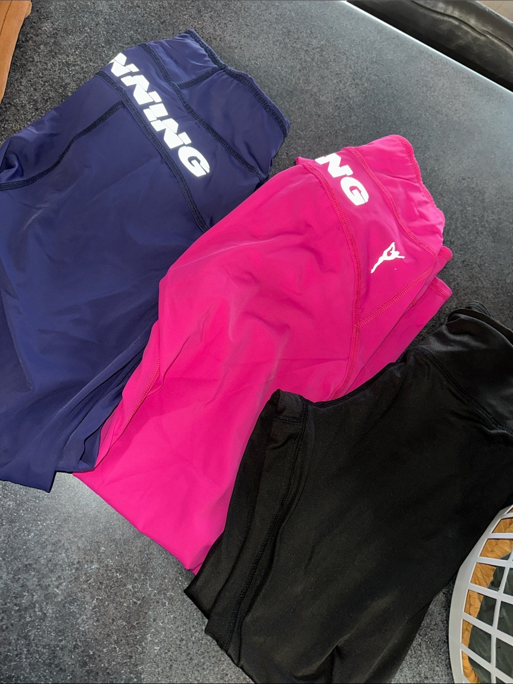 Combo 3 per 15$
Like new Athletic Running Shorts Trio - Navy, Hot Pink, Black